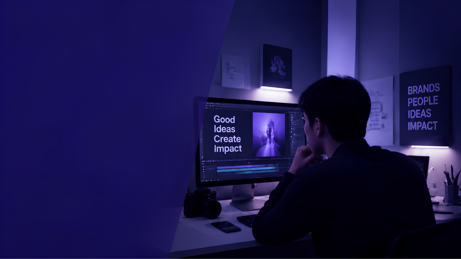 Tim kreatif bekerja di studio digital